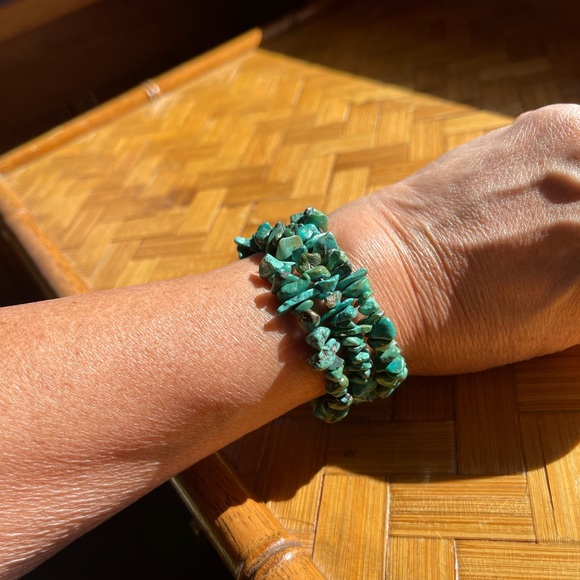 Genuine vintage turquoise chip bracelet on memory wire - Picture 5 of 7